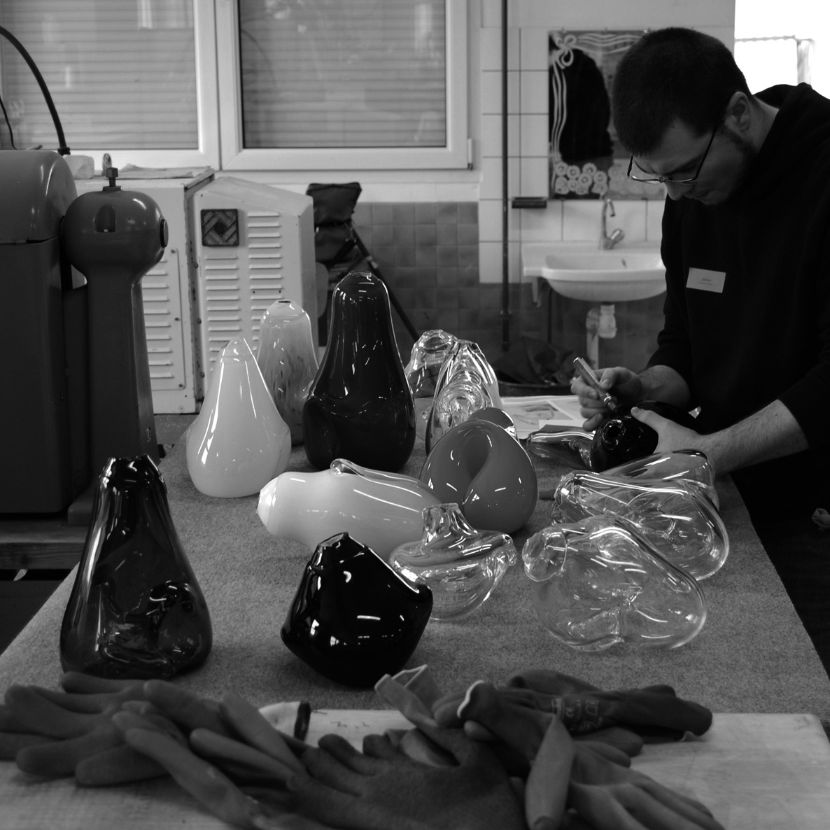 Blown Shapes - Making of Unique pieces mouthblown in France - www.bold-design.fr - photo bold-design