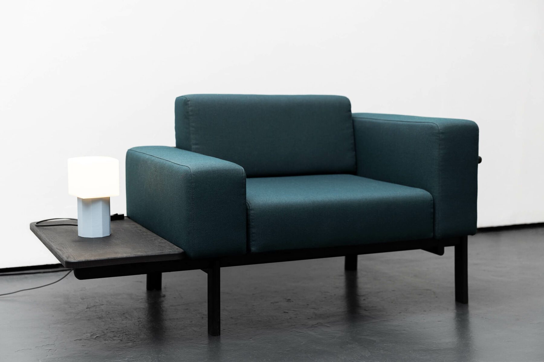 canapé common et lampe colonnade • expo DIALOGUES par bold-design