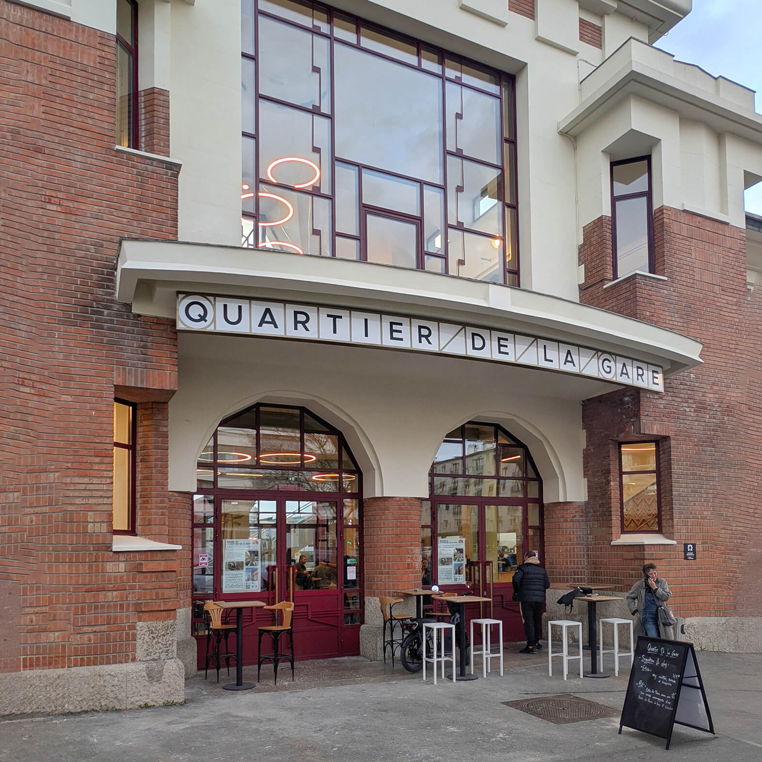 Ouverture du Quartier de la gare à Massy. Enseignes et signalétique intérieure par bold-design