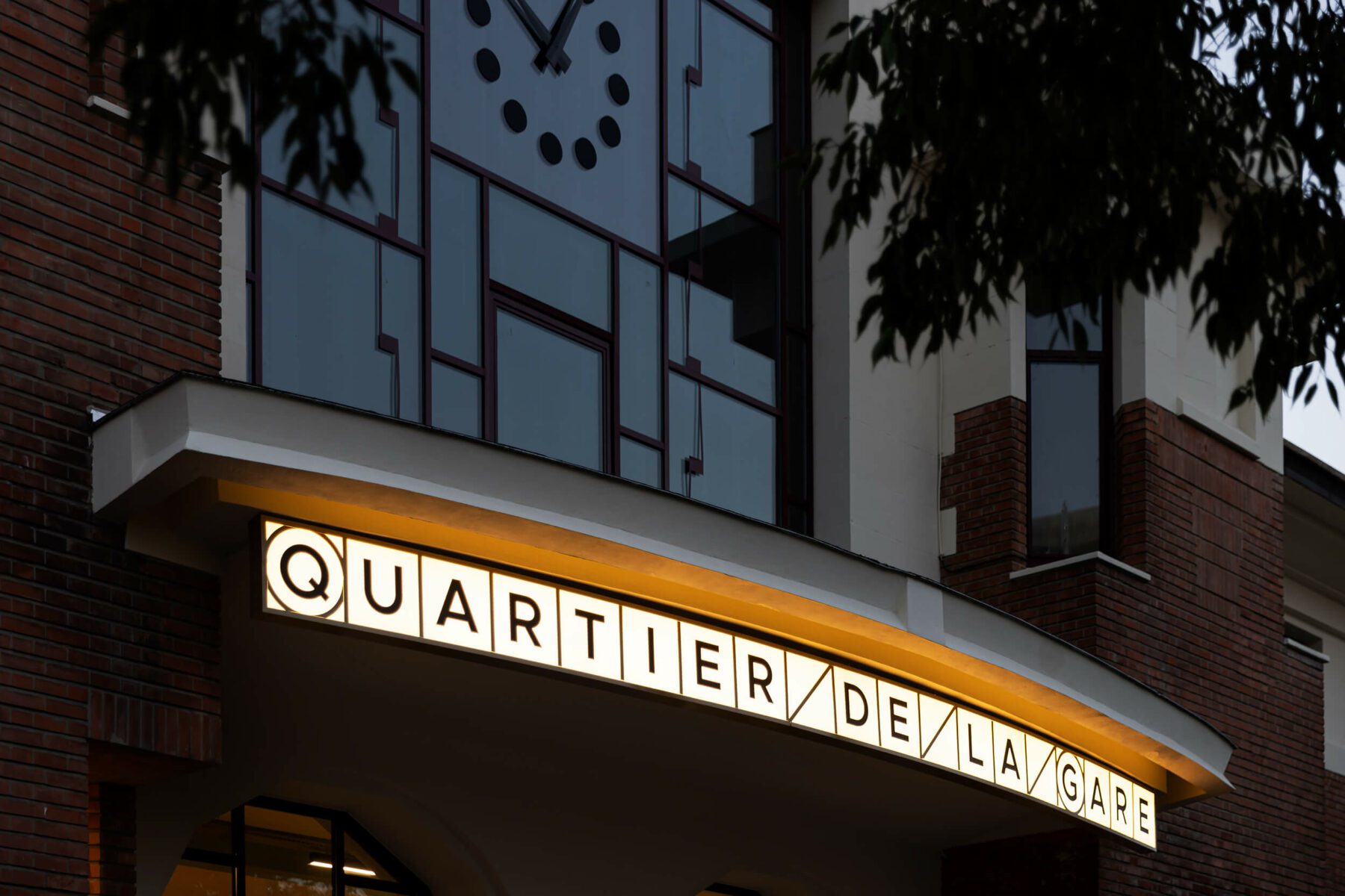 QUARTIER DE LA GARE_enseigne_QG_bold-design